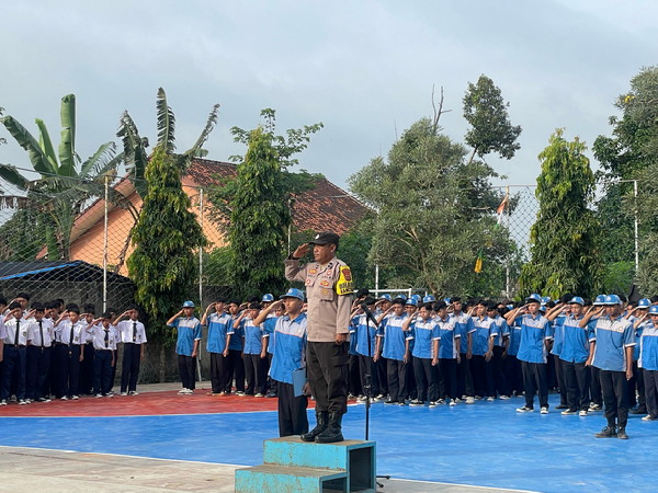 AIPDA Indra Aruman Berikan Arahan Saat Jadi Pembina Upacara di SMK dan SMP Muhammadiyah Sekampung