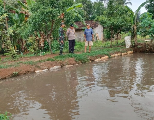 Bhabinkamtibmas dan Babinsa Edukasi Warga Budidaya Ikan Di Dusun Bernung