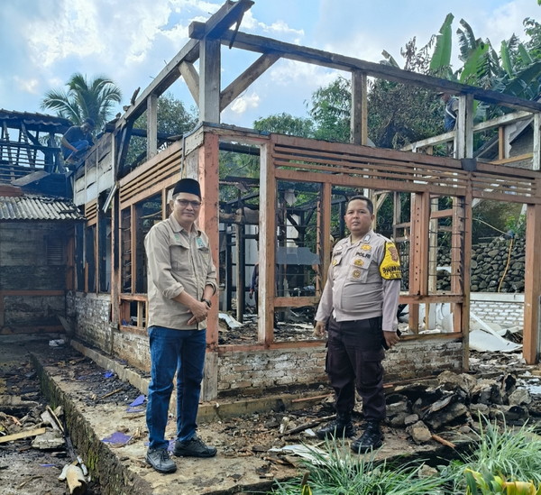 Polsek Padang Cermin Sigap Tangani Kebakaran Rumah Warga, Wujud Kepedulian Humanis Polri Presisi