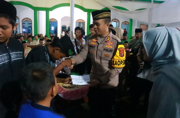 Kapolres Lampung Timur Berbagi Kebahagiaan dengan Masyarakat