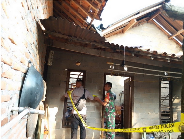 Polsek Labuhan Ratu Lakukan Pengamanan TKP Kebakaran Rumah di Dusun Pulau Sari