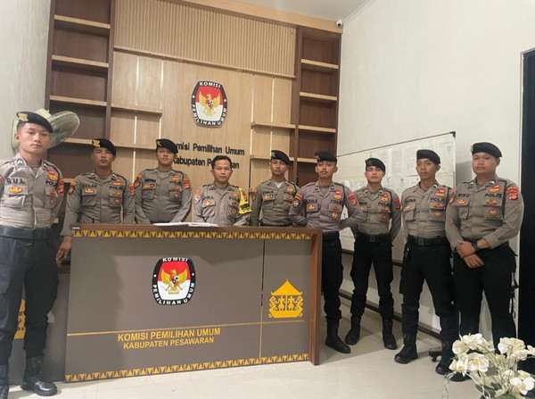 Polres Pesawaran Bersama Personil BKO Dit Samapta Polda Lampung Jaga Ketat Kantor KPU Pesawaran Jelang Pleno Tingkat Kabupaten