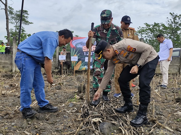Dukung Asta Cita Presiden, Polres Lampung Timur Tanam Jagung di Jabung