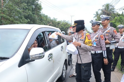 Polres Pesawaran Bersama Insan Media, Polwan, dan Bhayangkari Bagikan Takjil dan Gelar Buka Puasa Bersama