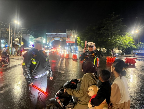 Antisipasi Kemacetan, Satlantas Polres Pesawaran Gelar Patroli Malam di Titik Rawan Gedong Tataan