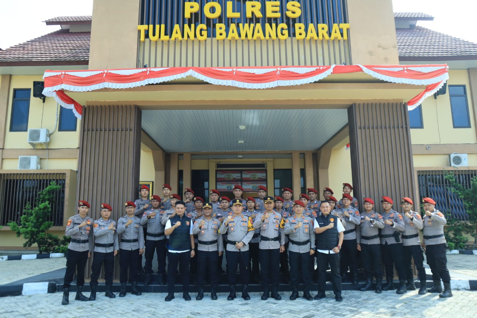 Sambut HUT Ke 9 Tekab 308, Satreskrim Polres Tulang Bawang Barat Gelar Apel dan Baksos di Pondok Pesantren