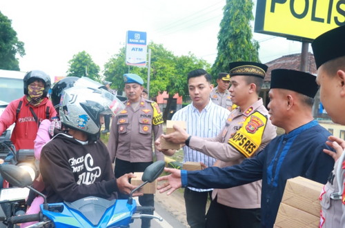 Ramadhan Berbagi, Kapolres Lampung Timur Bersama Dengan Insan Pers Begikan Takjil