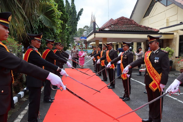 Penuh Haru, Pelepasan AKBP Rinaldo Aser dari Polres Tanggamus