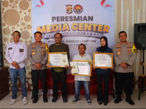 Kapolresta Bandar Lampung Berikan Piagam Penghargaan kepada Pemenang Lomba Foto Polwan Humanis