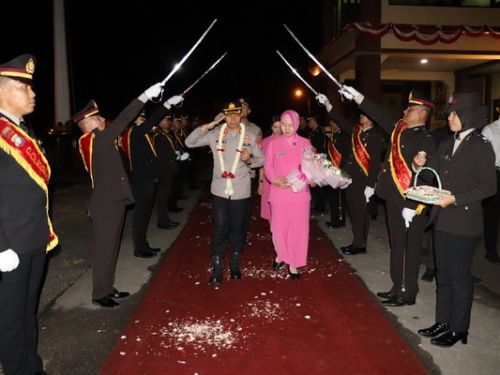 Tradisi Pedang Pora Lepas Kepergian AKBP Benny Prasetya Dari Polres Pringsewu