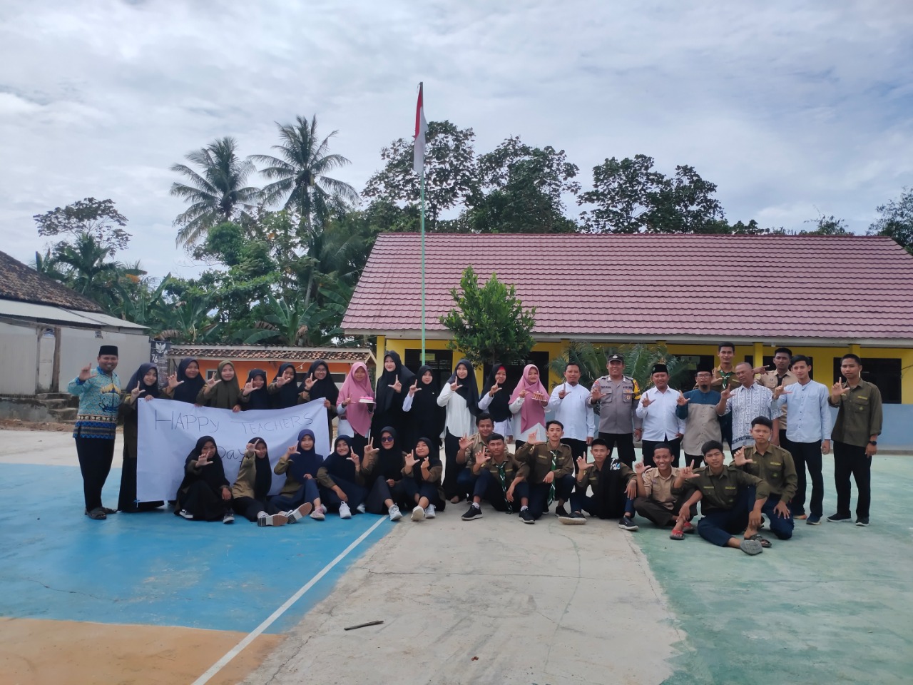 Bhabinkamtibmas Polda Lampung Bripka Ratijo menghadiri upacara hari guru di Sekolah MBS