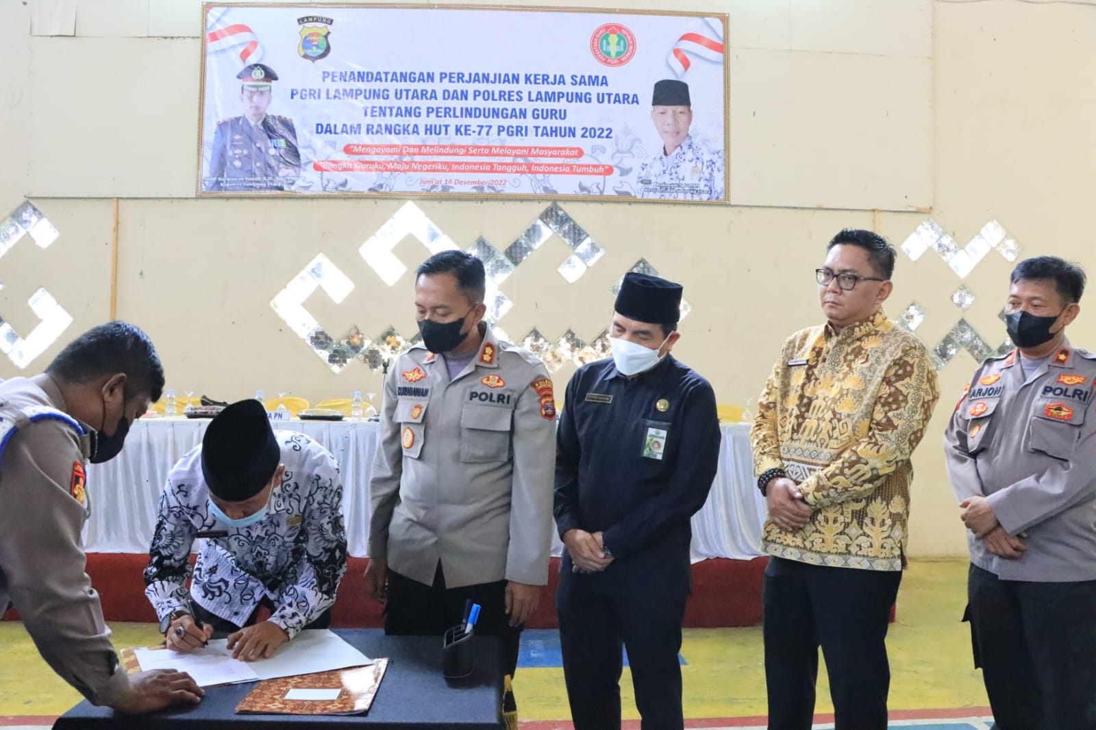 Penandatanganan perjanjian kerja sama PGRI Lampung Utara dan Polres Lampung Utara