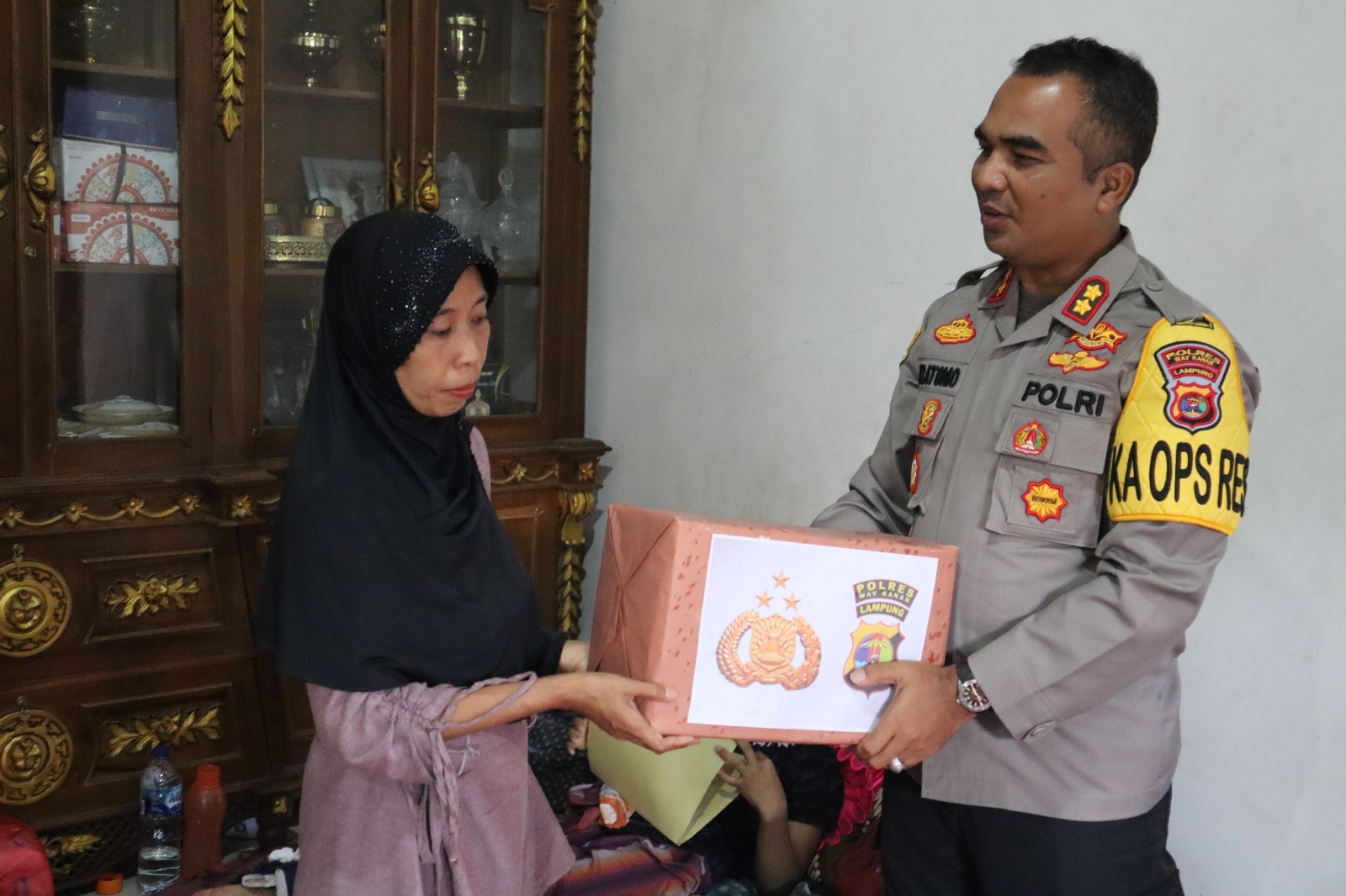 Bekerja Sukseskan Pemilu, Kapolres Berikan Tali Asih Kerumah Duka Anggota PPS Yang Meninggal Dunia