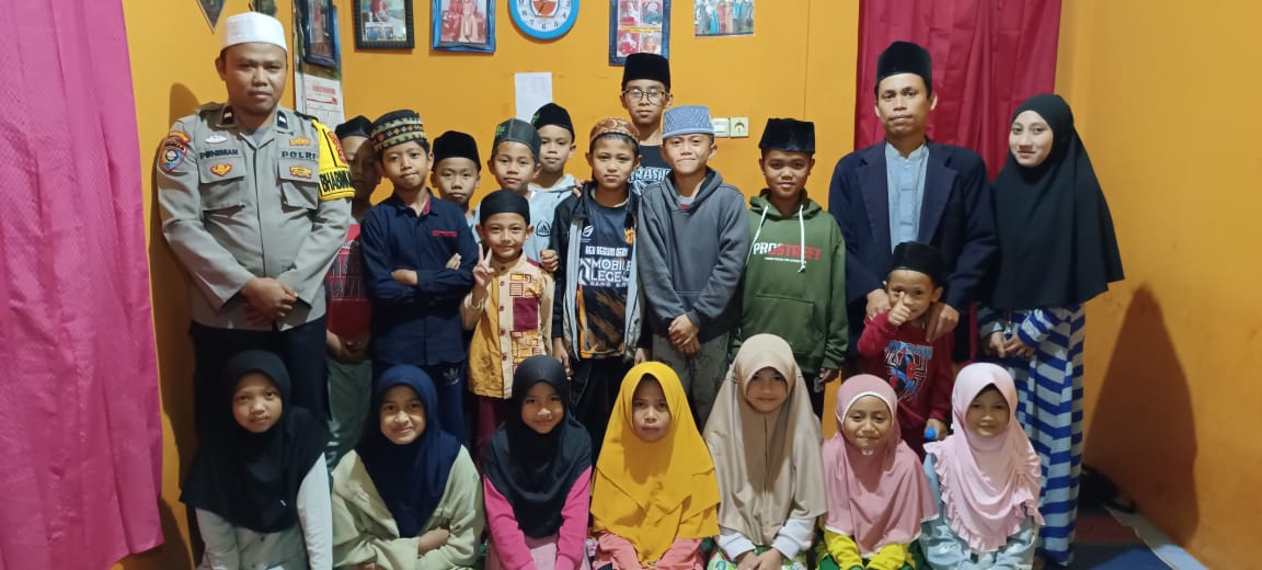 Bhabinkamtibmas Polsek Sekincau menjadi guru ngaji bagi anak-anak di Desa binaannya