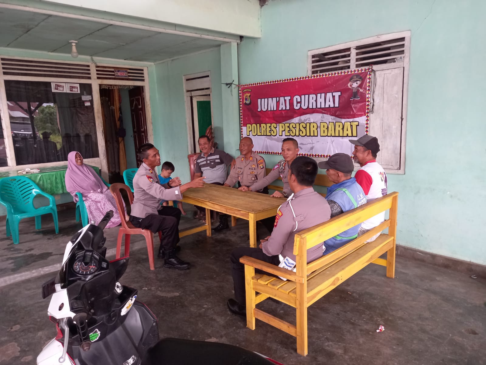 Jumat Curhat Polres Pesisir Barat menampung aspirasi masyarakat tentang Pelayanan Kepolisian