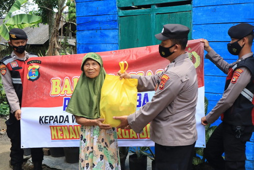 Polres Tubaba Serahkan Bansos Bagi Warga Kurang Mampu
