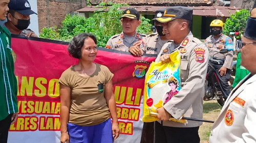 Warga Dusun gubuk genteng terima Bansos dari Kapolres Lampung Utara