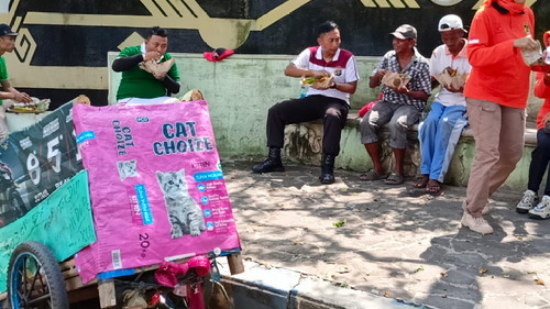 Tukang becak dan pencari rongsok santap siang bersama dengan Kapolres Lampung Utara