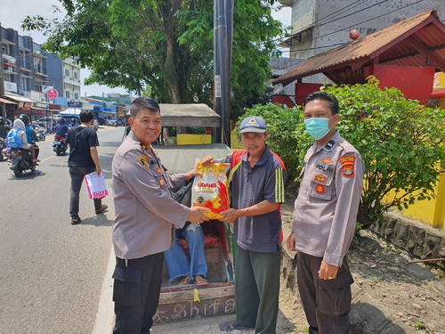 Polsek Panjang Bagikan Sembako ke Tukang Becak, sebagai bentuk  bantuan Sosial