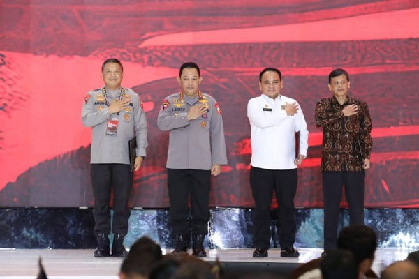 Polri Berikan Penghargaan Pin Emas untuk Sekjen Kemenkum HAM