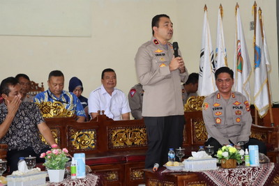 Jumat Curhat. Wakapolda Lampung, Sambangi Warga Jati Agung Lampung Selatan.
