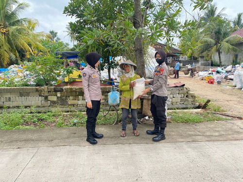 Polwan Polres Metro Terjun Langsung Amankan Ibadah Solat Jumat