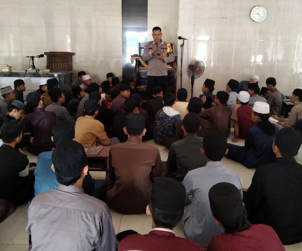 Cegah Radikalisme, Bhabinkamtibmas Sosialisasi Ke Ponpes