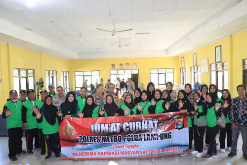 Jum'at Cuhrat : Kapolres Metro Dengarkan Keluhan Warga Kelurahan Rejomulyo