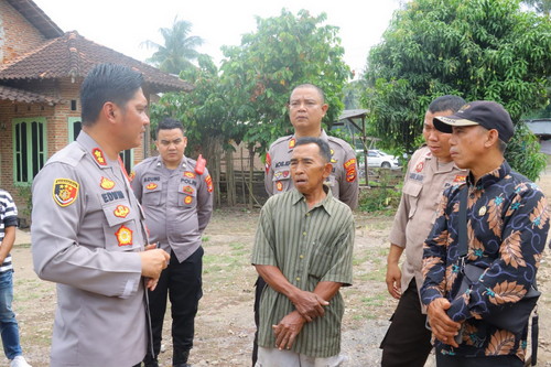Debu Stockpile Batu Bara dan Jalan di Portal keluhan warga Katibung saat Jumat Curhat dengan Kapolres Lamsel AKBP Edwin.