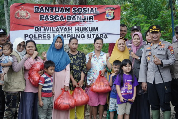 Pasca Bencana Banjir, Polres  Lampung Utara Terus Salurkan Bantuan Sosial Kepada Warga Yang Terdampak