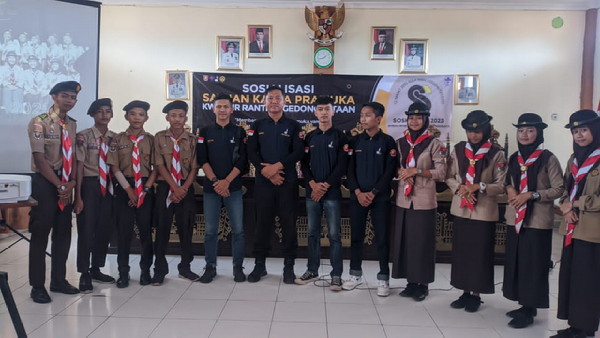 Bripka Aldias Kanit Binkamsa Polres Pesawaran Sosialisasi Satuan Karya Pramuka di Aula SMA 1