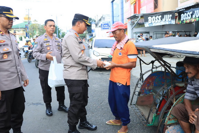 Berbagi Berkah Ramadhan, Polres Lampung Utara Bagikan Takjil Kepada Masyarakat