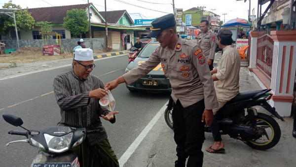 Polres Pesisir Barat berbagi takjil jelang berbuka puasa