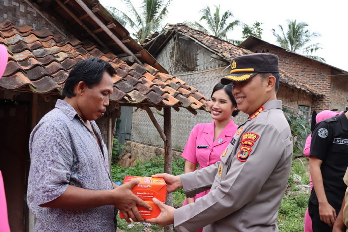 Kapolresta Bersama Ketua Bhayangkari Cabang Kota Bandar Lampung Bagikan Nasi Kotak Berbuka Puasa