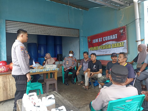 Jumat Curhat Polres Pesisir Barat menyerap aspirasi masyarakat di Pasar Krui