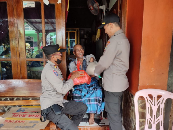 Bakti sosial Polres Pesisir Barat untuk warga Penyandang Disabilitas
