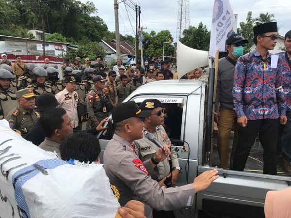 Polres Pesisir Barat mengamankan aksi unjuk rasa PPDI di kantor Pemkab Pesisir Barat