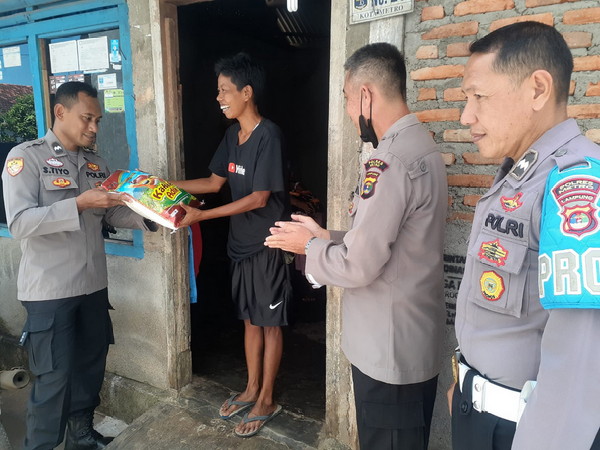 Berkah Ramadhan, Polres Metro Terus Berikan Bansos Ke Warga Kurang Mampu