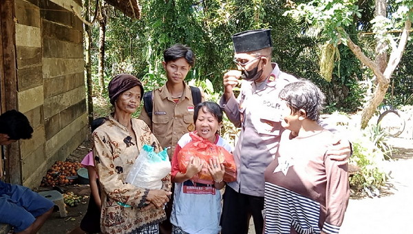 Polres Pesisir Barat memberikan bantuan untuk penyandang Disabilitas Mental (ODGJ)