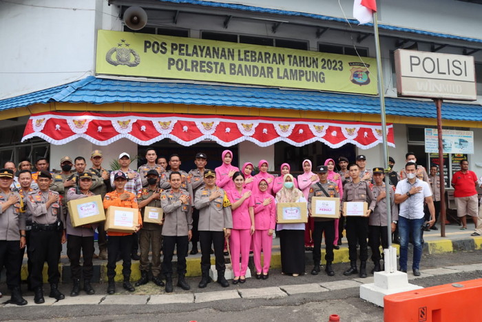 Kapolresta Bandar Lampung dan Bhayangkari Kunjungi Pospam dan Posyan Ketupat Krakatau 2023