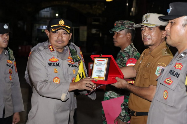 Desa Braja Luhur Terima Penghargaan dari Kapolres Lampung Timur
