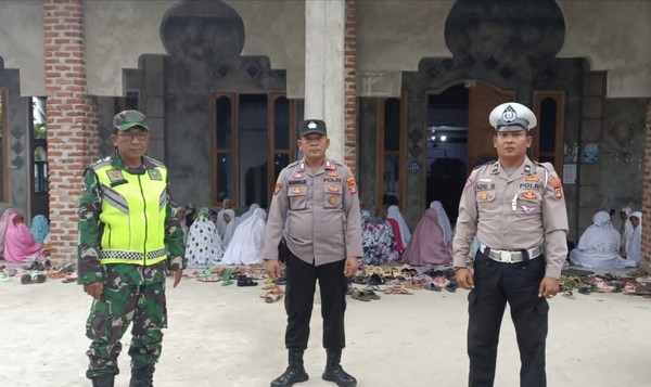Polres pesisir barat memberikan pengamanan pelaksanaan sholat idul Fitri di seluruh jajaran