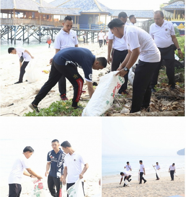 Peduli lingkungan Polres Pesisir Barat  bersihkan sampah di pinggir pantai