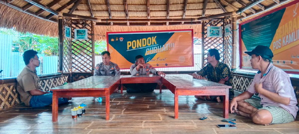 Jum'at curhat Polres Pesisir Barat bersama pedagang pasar