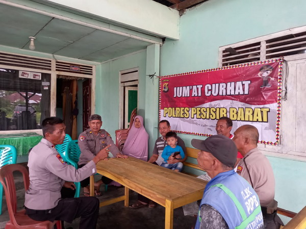 Jum'at curhat Polres Pesisir Barat bersama warga kuala stabas