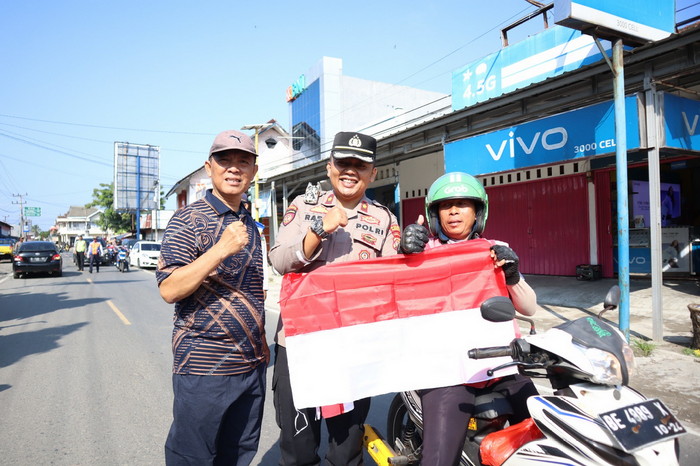 Dalam rangka menyambut HUT RI ke - 78 Polres Pesisir Barat turut serta membagian bendera Merah Putih