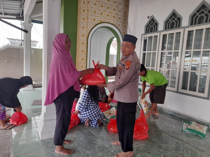 Masjid Asshobriyah berbagi sembako untuk masyarakat kurang mampu