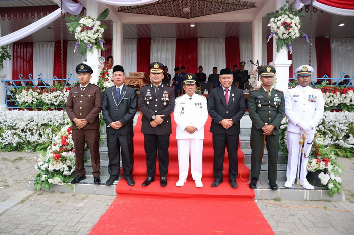 Wakapolres Pesibar Hadiri Upacara penurunan Bendera dalam Rangka HUT RI ke - 78