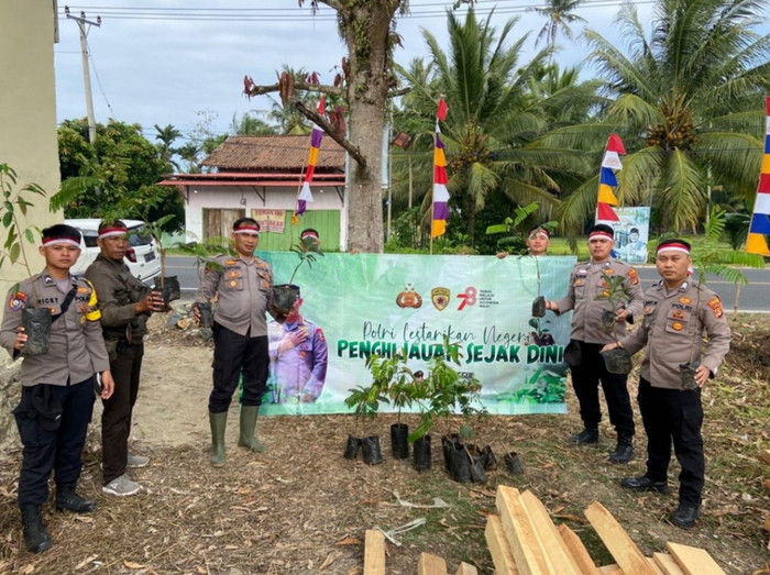 Polri Lestarikan Negeri melalui Penanaman Pohon sejak dini
