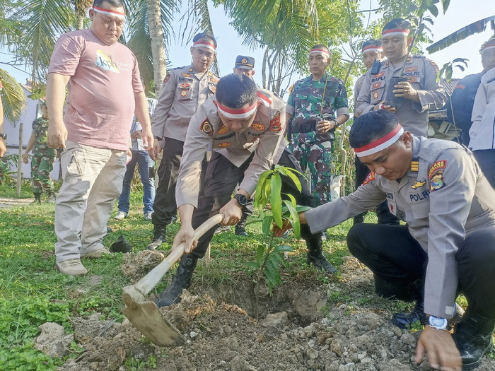 Polres Pesisir Barat Sukseskan Penanaman Pohon Serentak "Polri Lestarikan Negeri Penghijauan Sejak Dini